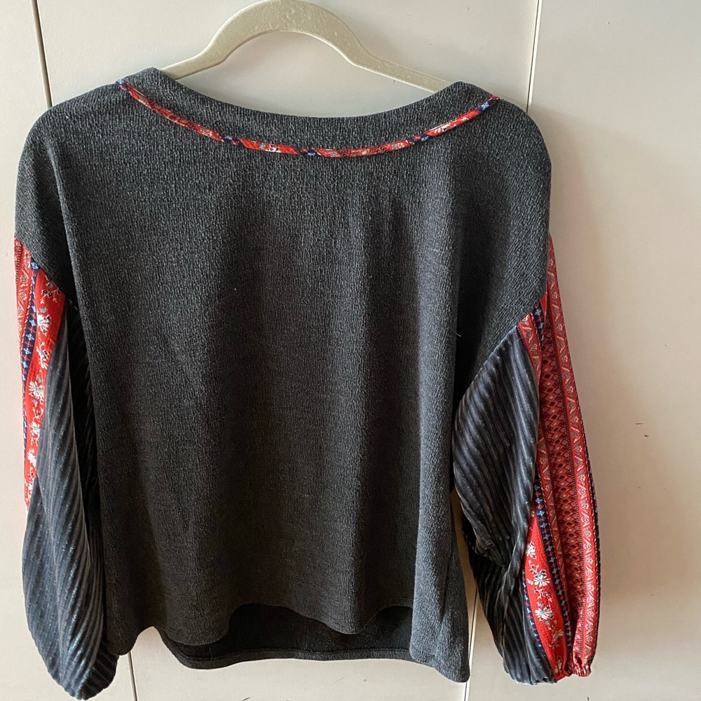 THML size small long sleeve shirt. Pre-loved but in great condition